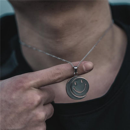 Retro Smiley Face Necklace | Casual Fashion Jewelry for Men & Women | Trendy Unisex Pendant | Fun & Playful Accessories | Gifts for Teens & Adults
