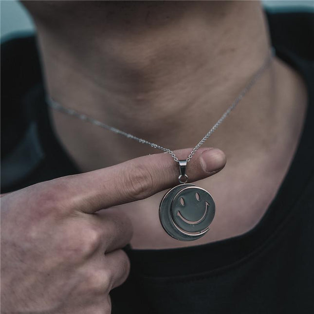Retro Smiley Face Necklace | Casual Fashion Jewelry for Men & Women | Trendy Unisex Pendant | Fun & Playful Accessories | Gifts for Teens & Adults